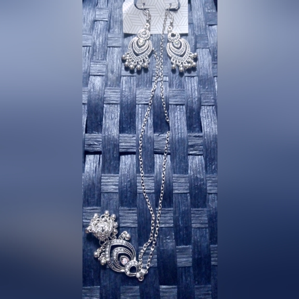 Elegant Silver Bohemian Style Necklace & Earrings Set .